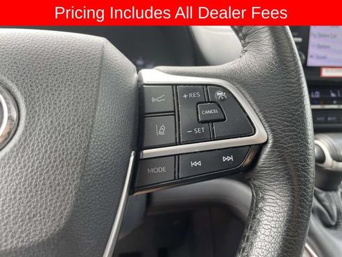 Used 2023 Toyota Sienna XLE FWD image 30