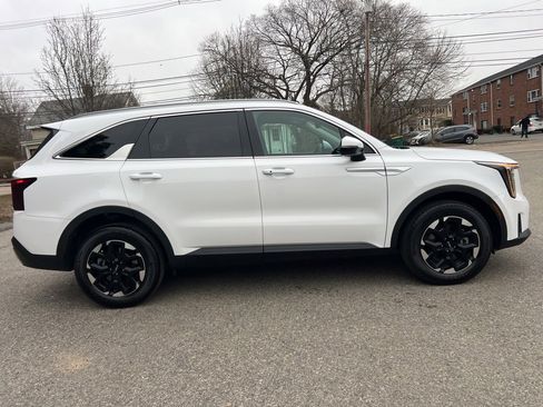 Certified 2025 Kia Sorento S image 6