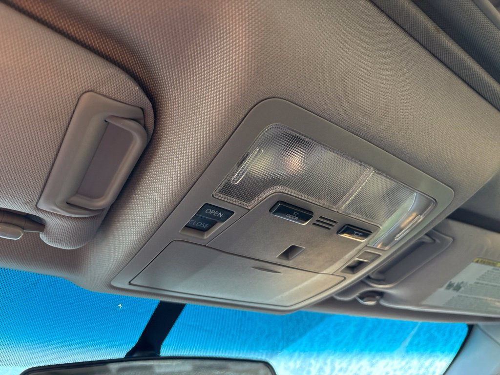 Used 2015 Toyota Camry SE w/ Moonroof Package FWD image 25