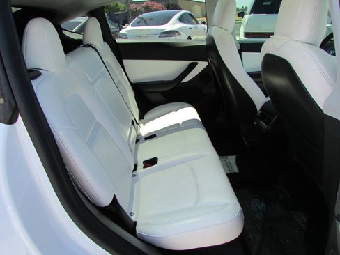Used 2021 Tesla Model Y Long Range AWD/4WD image 24
