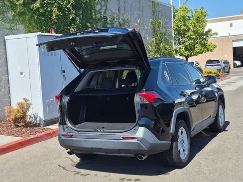 Used 2019 Toyota RAV4 XLE AWD/4WD image 5