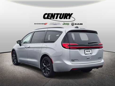 New 2026 Chrysler Pacifica Limited w/ S Appearance Package image 5