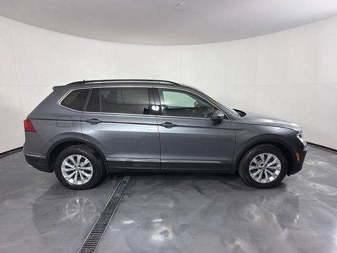 Used 2018 Volkswagen Tiguan SE w/ Panoramic Sunroof Package FWD image 4