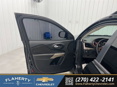Used 2018 Jeep Cherokee Latitude w/ Altitude Package image 8