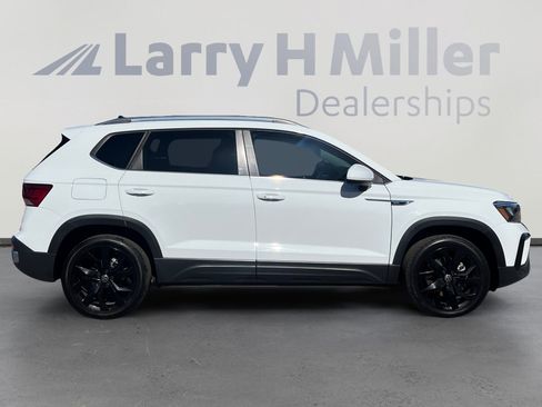 Used 2023 Volkswagen Taos SE w/ Panoramic Sunroof Package FWD image 6