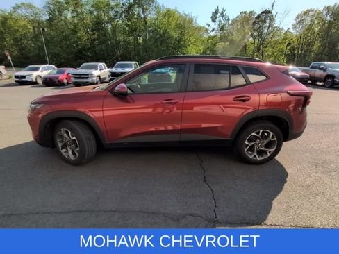 Used 2024 Chevrolet Trax LT w/ Driver Confidence Package FWD image 2