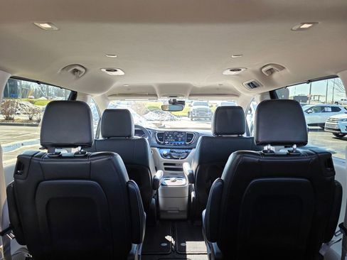 Used 2024 Chrysler Pacifica Touring-L image 33