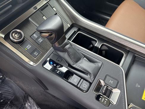 Used 2025 Lexus GX 550 w/ Accessory Package (2T) AWD/4WD image 27