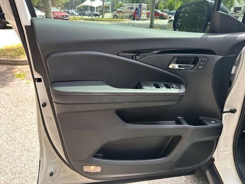 Used 2025 Honda Ridgeline Black Edition image 12