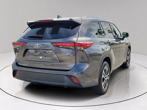 Used 2021 Toyota Highlander XLE image 6