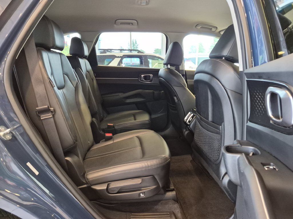 Used 2025 Kia Sorento EX AWD/4WD image 26