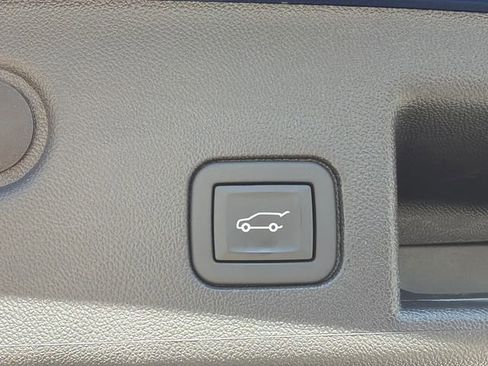 Used 2023 Chevrolet Equinox Premier image 19