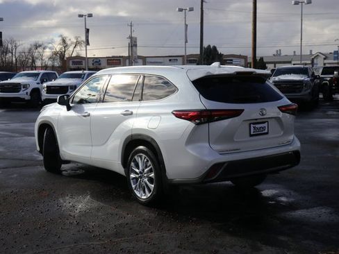 Used 2023 Toyota Highlander L image 4