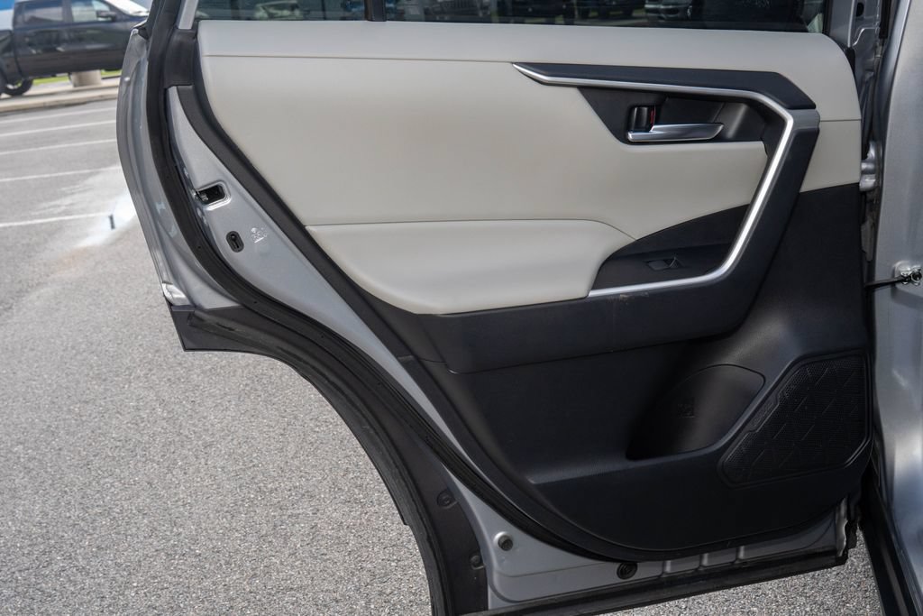 Used 2021 Toyota RAV4 XLE w/ Convenience Package FWD image 11
