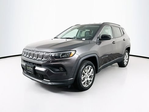 Used 2022 Jeep Compass Latitude image 3