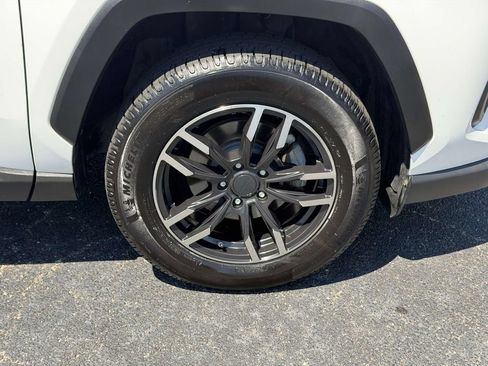Used 2019 Toyota RAV4 LE w/ Carpet Mat Package AWD/4WD image 24