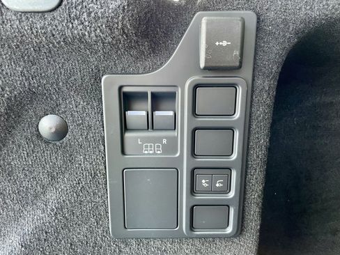 Used 2025 Land Rover Discovery S AWD/4WD image 41