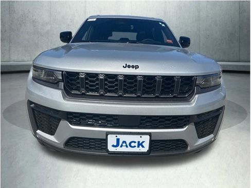 New 2026 Jeep Grand Cherokee L 4WD image 9