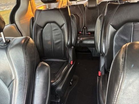 Used 2022 Chrysler Pacifica Touring-L image 30