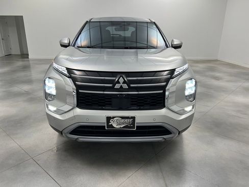 Used 2025 Mitsubishi Outlander SE FWD image 2