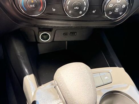 Used 2025 Chevrolet Trax RS FWD image 24