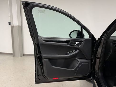 Certified 2025 Porsche Macan image 35