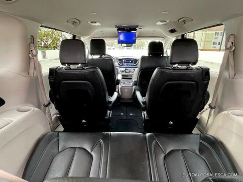 Used 2021 Chrysler Pacifica Touring-L image 18