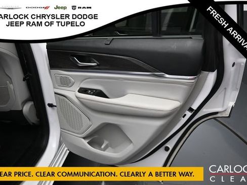 Used 2023 Jeep Grand Cherokee Overland w/ Luxury Tech Group IV AWD/4WD image 32