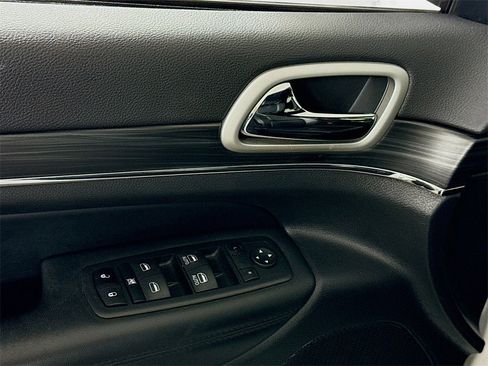 Used 2022 Jeep Grand Cherokee Limited image 12