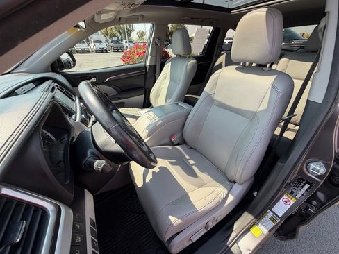 Used 2016 Toyota Highlander Limited Platinum AWD/4WD image 17