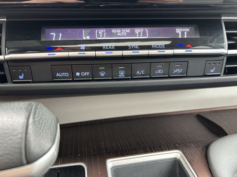 Certified 2024 Toyota Sienna XLE FWD image 30