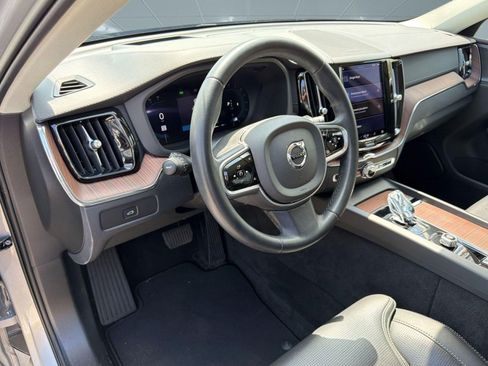Used 2023 Volvo XC60 B5 Ultimate image 4