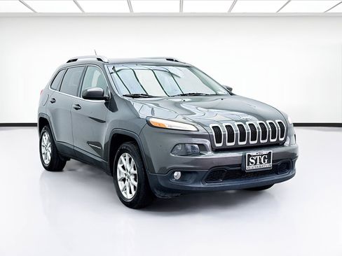 Used 2017 Jeep Cherokee Latitude image 3