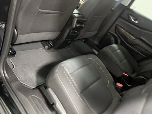 Used 2023 GMC Acadia SLE w/ Driver Convenience Package image 17