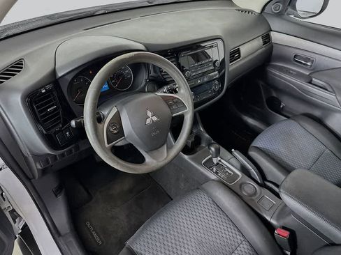Used 2014 Mitsubishi Outlander ES FWD image 2