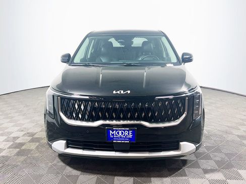 Used 2025 Kia Carnival FWD image 2