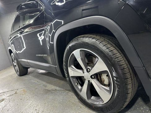 Used 2019 Jeep Cherokee Limited w/ Luxury Group FWD image 19