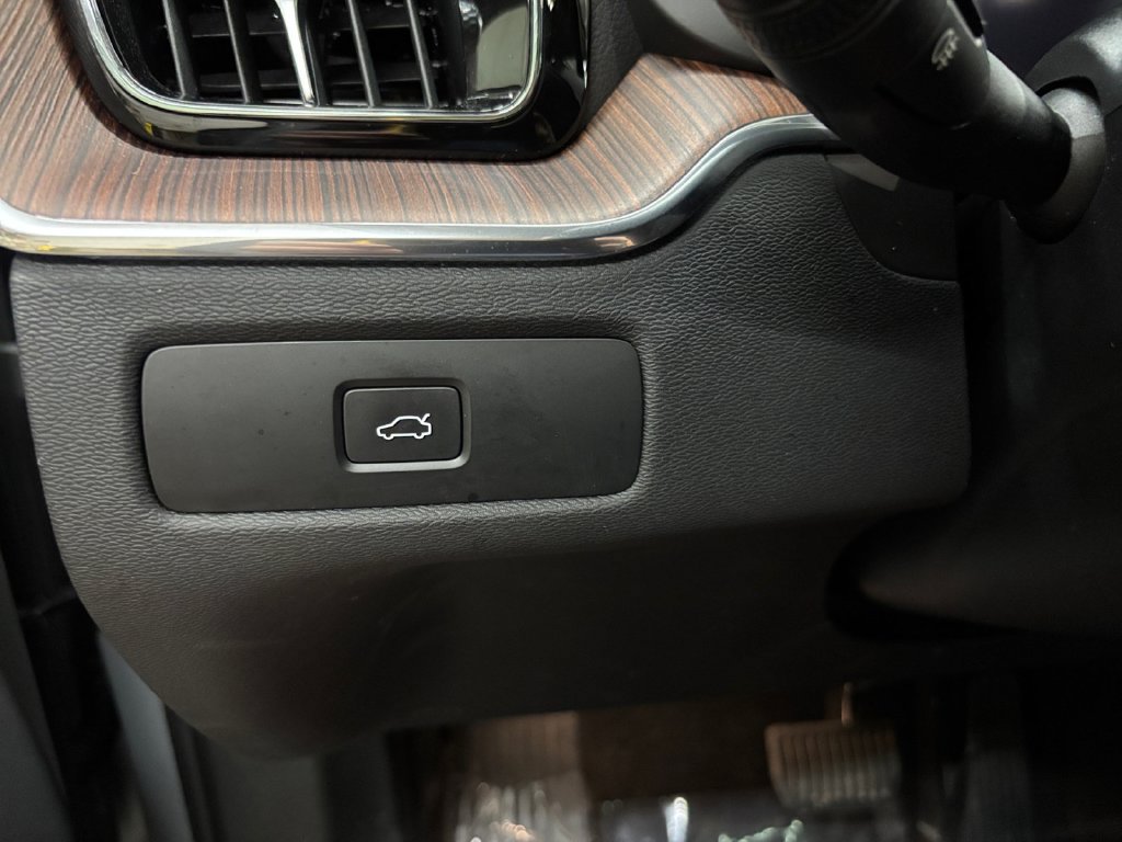 Certified 2024 Volvo XC60 B5 Ultimate w/ Protection Package Premier AWD/4WD image 30