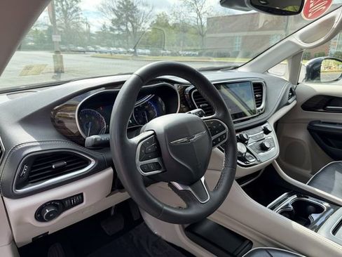 Used 2023 Chrysler Pacifica Limited FWD image 13