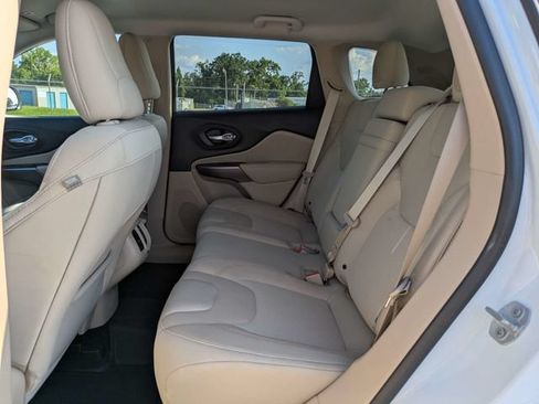 Used 2019 Jeep Cherokee Latitude w/ Popular Appearance Group FWD image 14