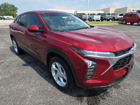 Used 2025 Chevrolet Trax LS w/ LS Convenience Package FWD image 2
