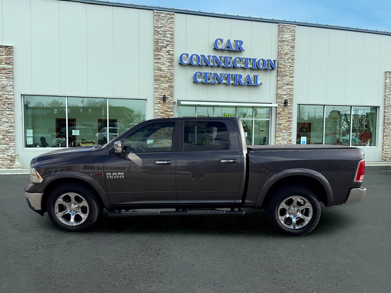 Used 2017 RAM 1500 Laramie w/ Convenience Group AWD/4WD image 2