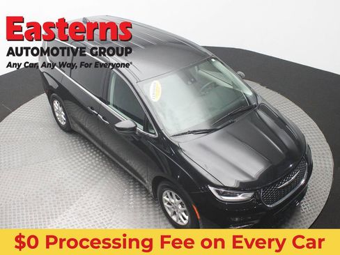 Used 2023 Chrysler Pacifica Touring-L FWD image 3