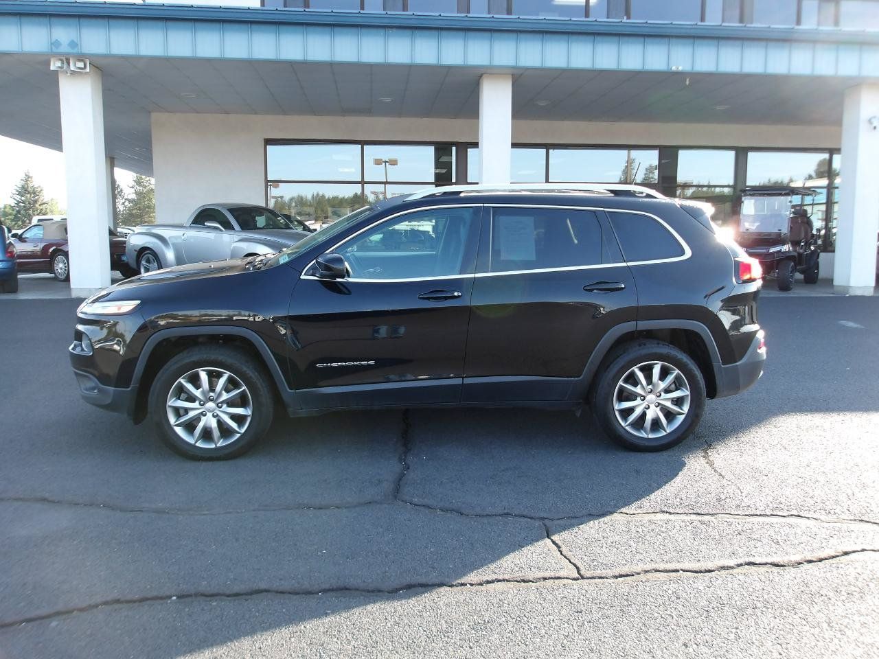 Used 2018 Jeep Cherokee Limited w/ Trailer Tow Group AWD/4WD image 2