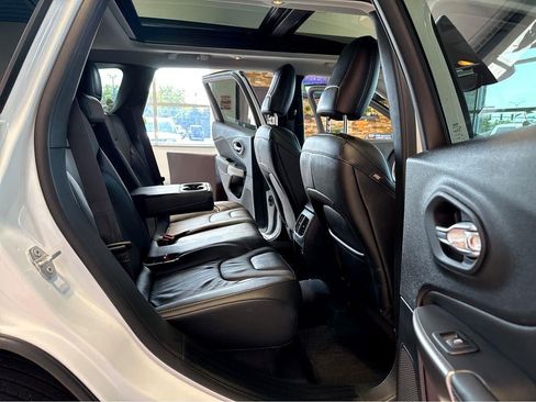 Used 2022 Jeep Cherokee Limited AWD/4WD image 38