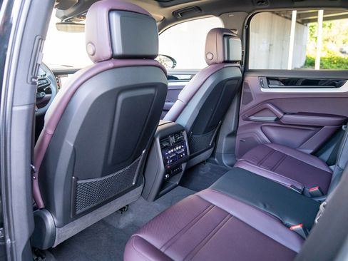 Certified 2025 Porsche Cayenne AWD/4WD image 18