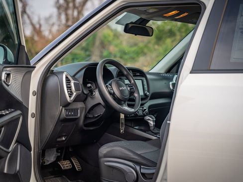 Used 2023 Kia Soul LX w/ LX Technology Package image 19