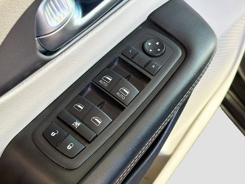 Used 2023 Chrysler Pacifica Touring-L image 19