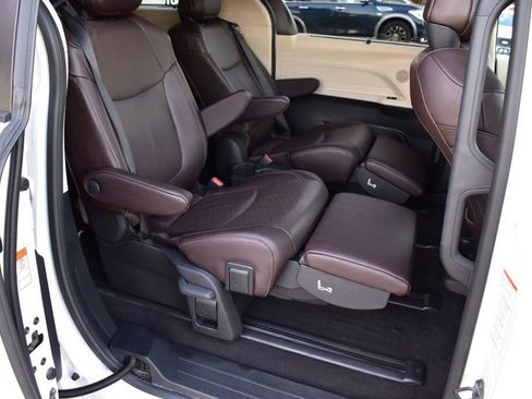Used 2022 Toyota Sienna Platinum image 21