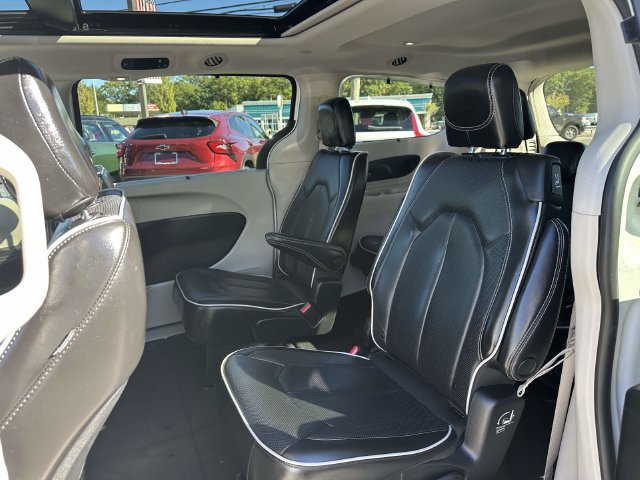 Used 2023 Chrysler Pacifica Limited FWD image 7